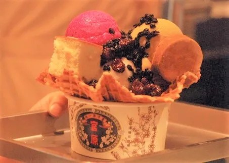 台湾、台中にある宮原眼科で日本人にも人気のジェラート。パイナップルケーキものっている。